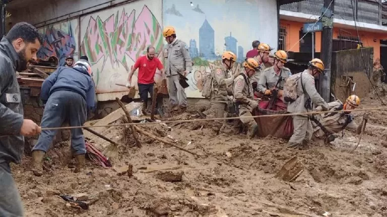 Número de mortos em Petrópolis já passa de 100; buscas continuam