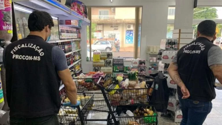 Após denúncia, Procon/MS descarta 347 itens vencidos em supermercado na Capital