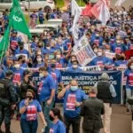 Professores protestam em carreata e aguardam reunião com o Estado