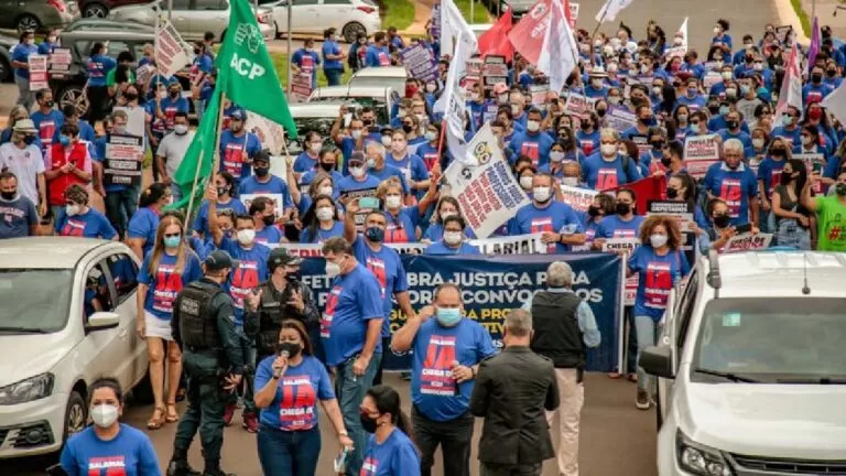 Professores protestam em carreata e aguardam reunião com o Estado