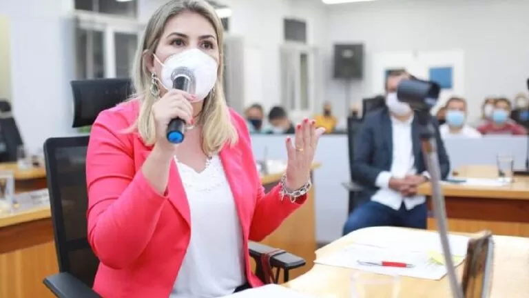 Vereadora busca informações sobre a aplicação da Lei do Sinal Vermelho