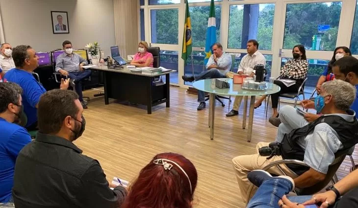 Governo garante concurso e abre negociação sobre salário de professores contratados