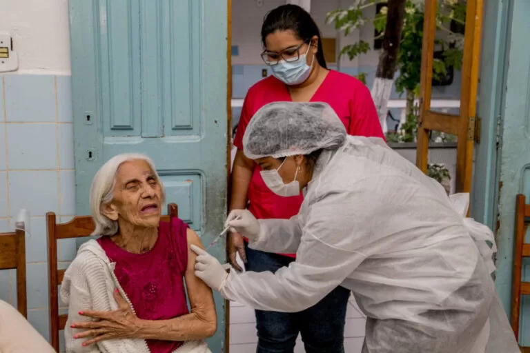 Corumbá inicia aplicação da 4ª dose da vacina contra a Covid-19 para maiores de 70 anos