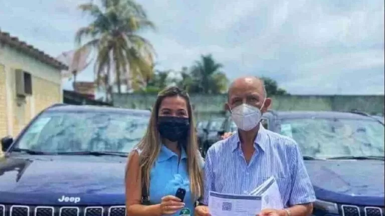 Prefeito de cidade no interior de Goiás presenteia 15 netos com carros de luxo