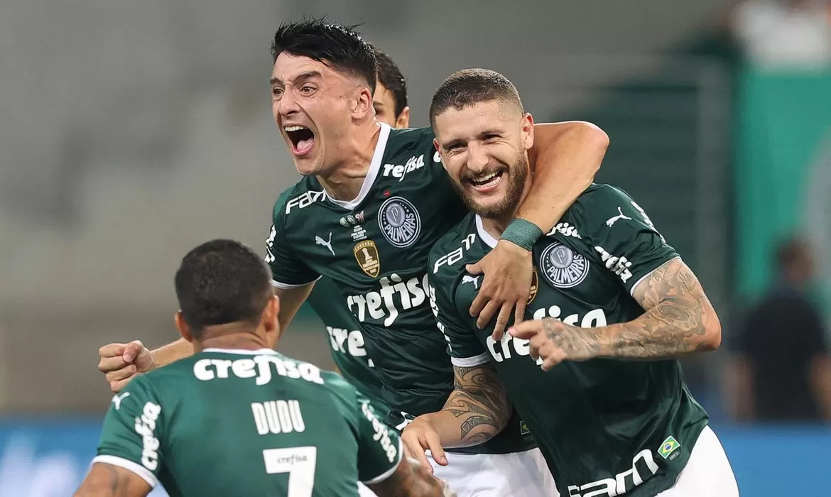 Você está visualizando atualmente Palmeiras supera Athletico-PR e conquista a Recopa Sul-Americana