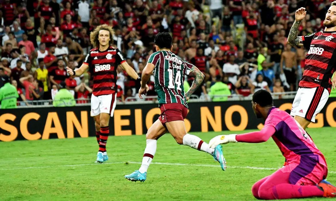 Leia mais sobre o artigo Carioca: Cano marca dois e Fluminense supera Flamengo no Maracanã