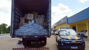 Leia mais sobre o artigo Caminhoneiro é preso pela PRF transportando cocaína em carga de macarrão