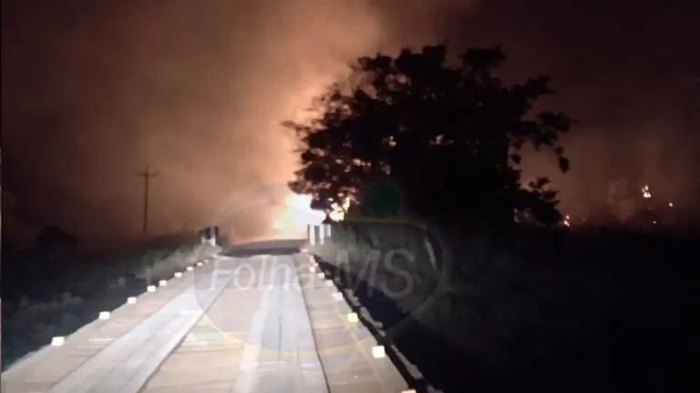 Bombeiros combatem grande foco de incêndio que avança sobre o Pantanal de Corumbá