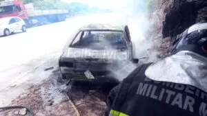 Leia mais sobre o artigo Veículo fica totalmente destruído por incêndio na rodovia próximo da Agesa