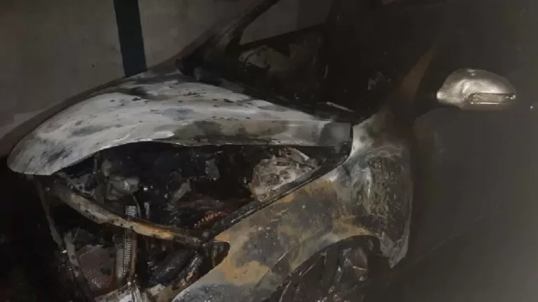 Incêndio atinge veículos dentro de garagem no Popular Velha