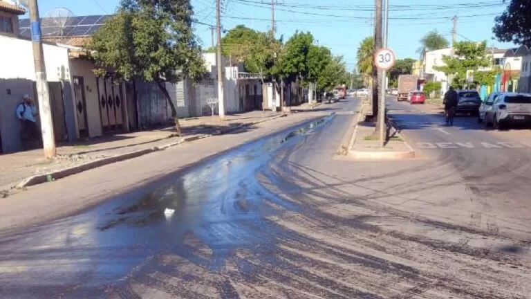 Óleo derramado na pista causa transtornos na região central de Corumbá