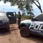 Após trocar tiros com a PM criminoso abandona veículo e foge por mata na Estrada Parque