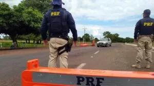Leia mais sobre o artigo PRF prende 9 pessoas transportando cocaína em dois ônibus que saíram de Corumbá