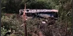 Leia mais sobre o artigo Ônibus com trabalhadores de Três Lagoas tomba no Paraná e deixa 10 mortos