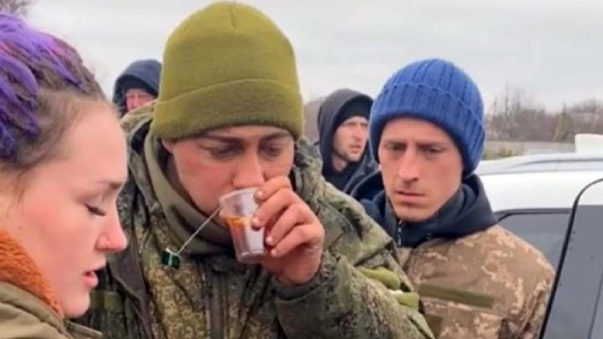 Você está visualizando atualmente Soldado russo é alimentado por ucranianos após rendição durante invasão | vídeo