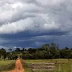 Frente fria muda o tempo, e outono começa com bastante chuva e temperaturas amenas