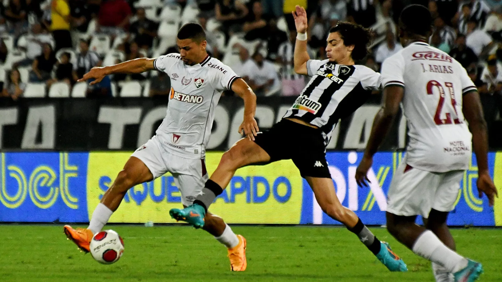 Você está visualizando atualmente Flu cresce no fim, vence o Botafogo com gol de Arias e se aproxima da final