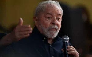 Leia mais sobre o artigo Lula lidera corrida ao Planalto com 41%, Bolsonaro soma 32%, diz FSB Pesquisa