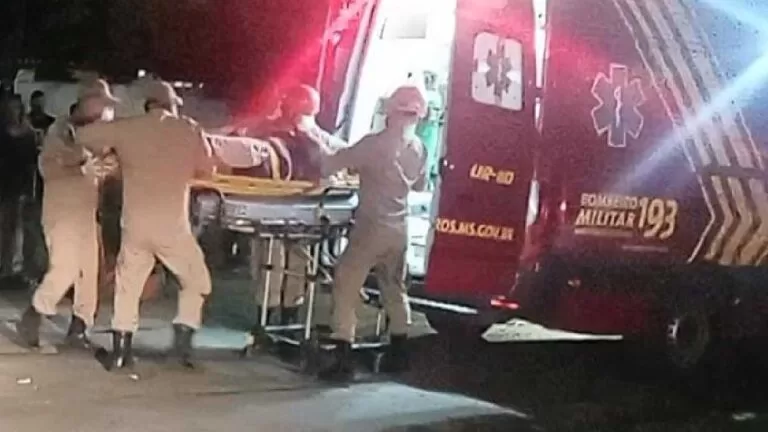 Homem que caiu de construção e vítima de acidente de trânsito são socorridos pelos Bombeiros