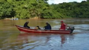 Leia mais sobre o artigo Pescador desaparece ao cair de barco no rio Taquari em Coxim