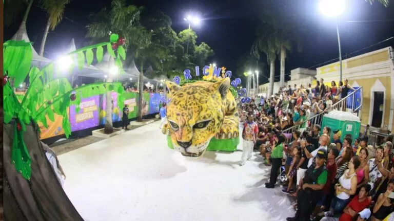 Caprichosos de Corumbá abre desfile das escolas de samba exaltando o amor