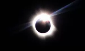 Leia mais sobre o artigo Eclipse solar amanhã só poderá ser visto em regiões remotas