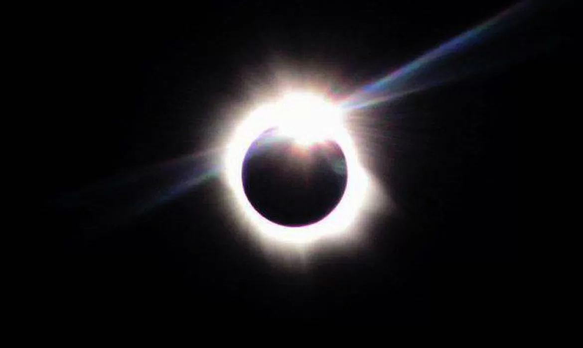 Você está visualizando atualmente Eclipse solar amanhã só poderá ser visto em regiões remotas