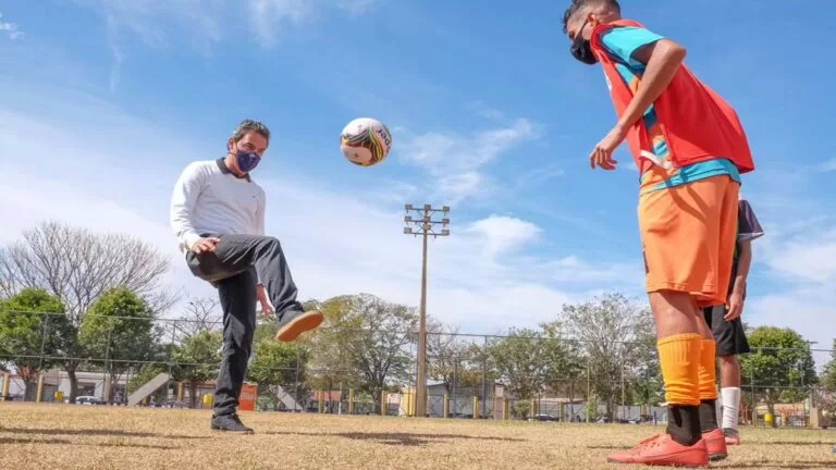 Marquinhos faz amistoso com jovens em campanha pelo primeiro voto