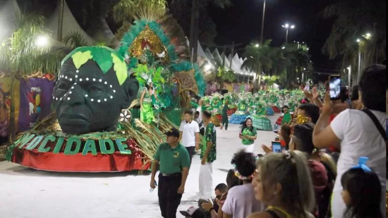 Mocidade da Nova Corumbá canta a esperança e orixá da Saúde
