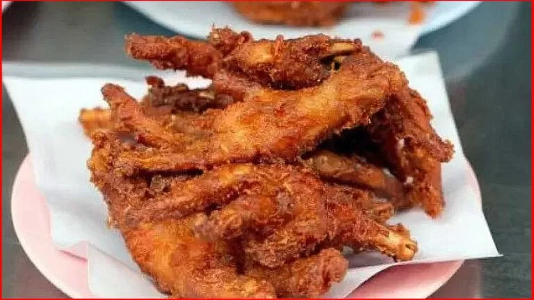 Pé de frango crocante é petisco suculento e barato para comer com a família; aprenda a fazer
