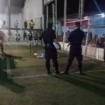 Trave de gol cai e mata criança em campo de futebol na Fronteira