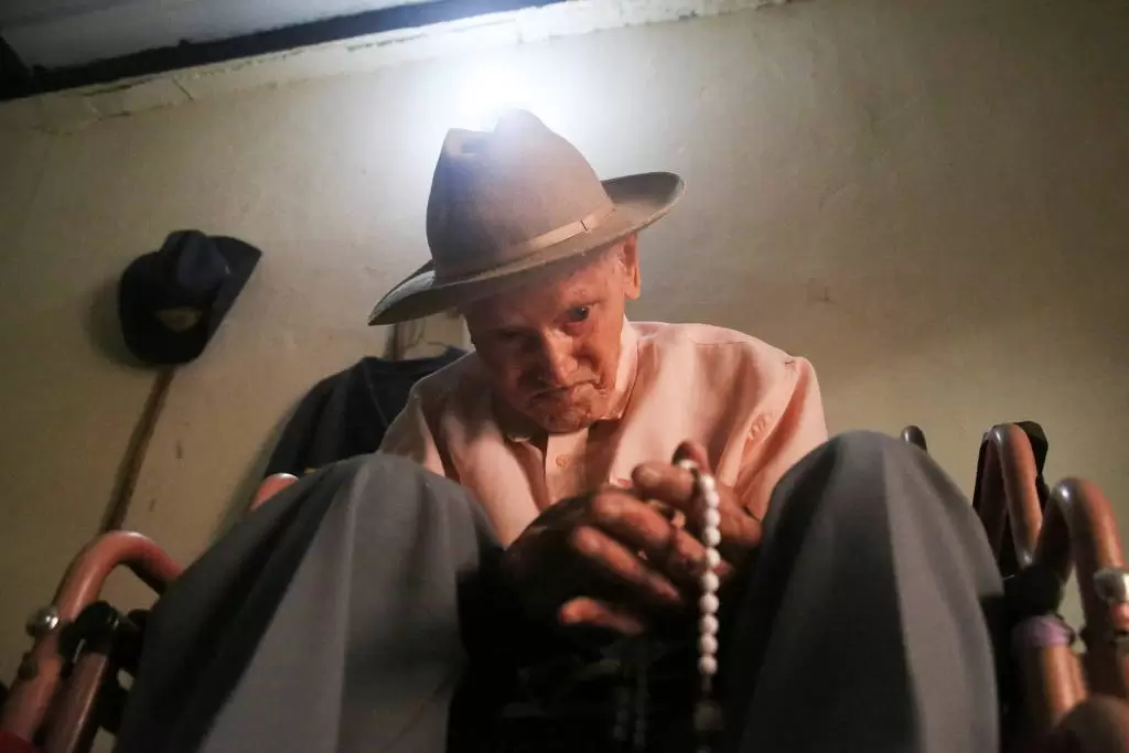 Você está visualizando atualmente Mais velho do mundo, venezuelano que bebe aguardente todo dia faz 113 anos