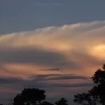 Domingo será marcado por períodos de sol e de chuvas fracas e moderadas, diz meteorologia