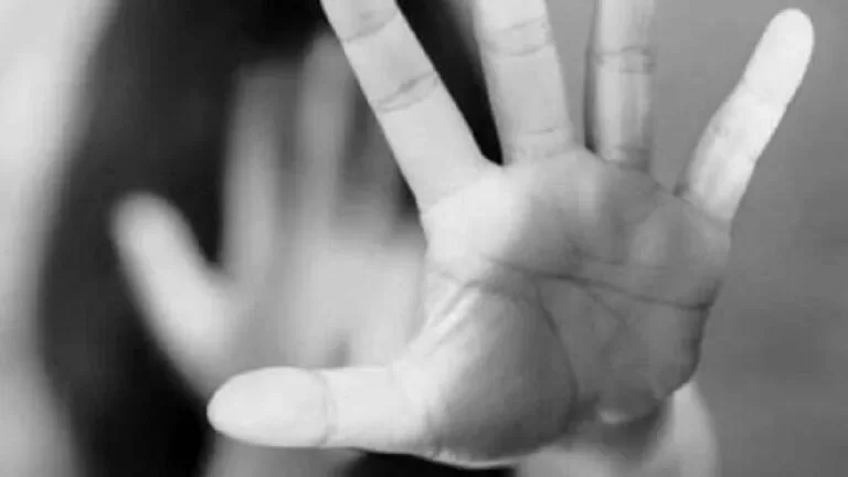 Mulher denuncia filha após ser agredida com cabo de madeira