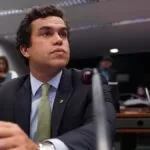 Deputado diz que esposa fez “comentário infeliz” e pede desculpas a Felipe Neto