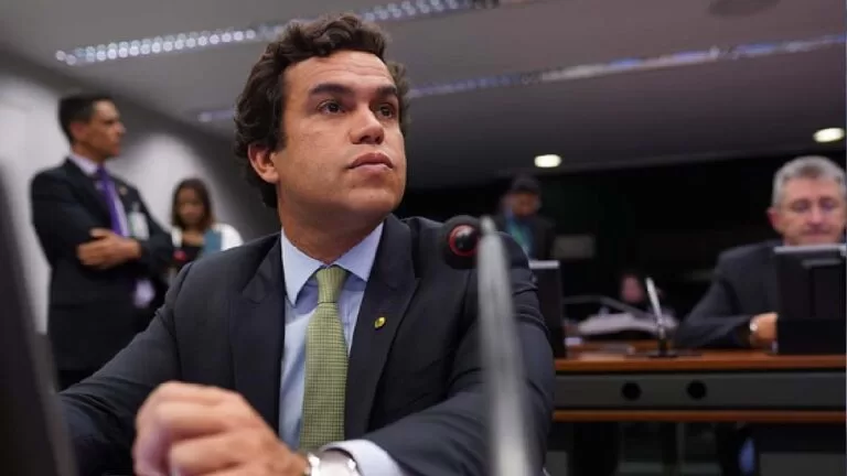Deputado diz que esposa fez “comentário infeliz” e pede desculpas a Felipe Neto