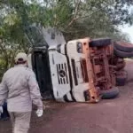 Carreta carrega com carvão tomba na BR-262 em Corumbá