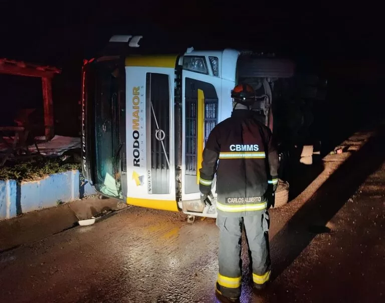 Motorista perde o controle e carreta tomba em pátio da Agesa