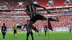 Leia mais sobre o artigo Botafogo vence Flamengo, quebra tabu e sobe na tabela do Brasileiro