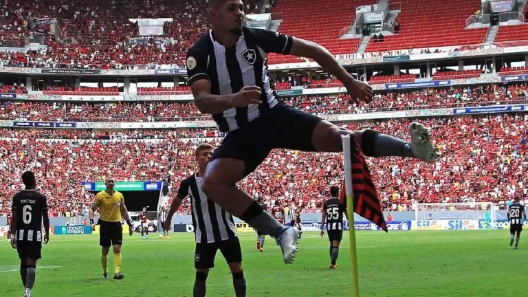 Botafogo vence Flamengo, quebra tabu e sobe na tabela do Brasileiro