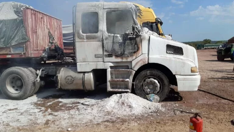 Bombeiros combatem incêndio em cabine de carreta na Agesa | vídeo