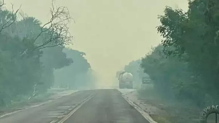 Fumaça de incêndio exige atenção de motoristas na BR-262