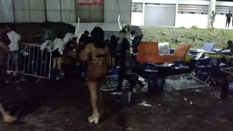 Bebida acaba em festa “Open Bar” e grupo quebra tudo durante show em Corumbá
