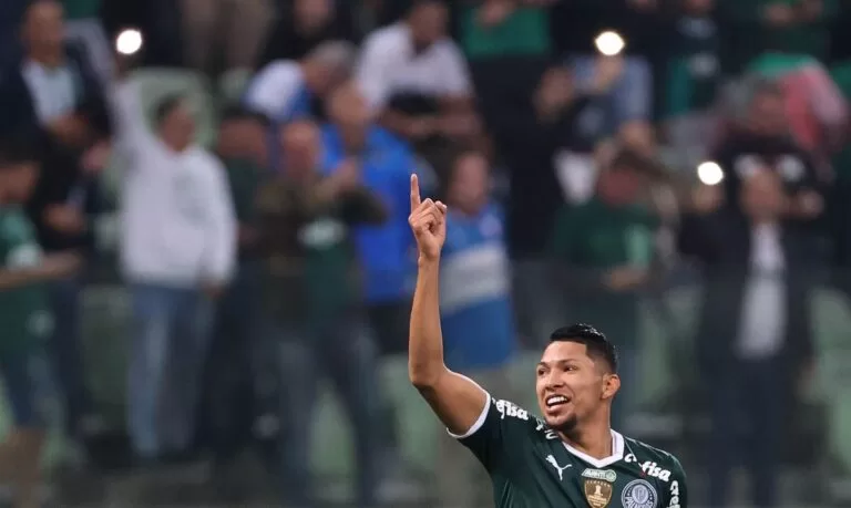 Palmeiras goleia Botafogo para assumir liderança do Brasileiro