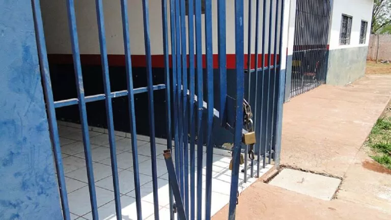 Idoso é detido após invadir escola armado com facão e ameaçar alunos em Ladário