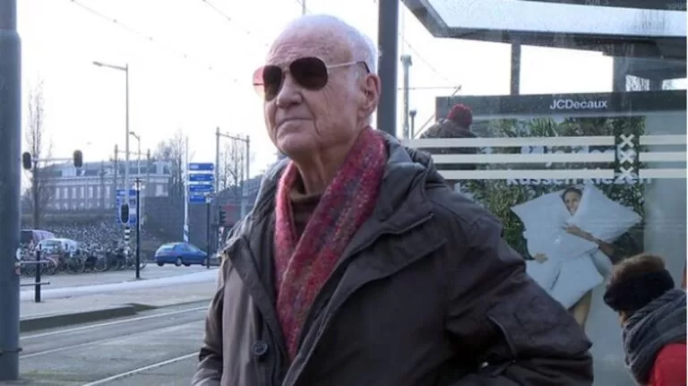 Padre larga a batina e vira astro pornô gay após os 80 anos