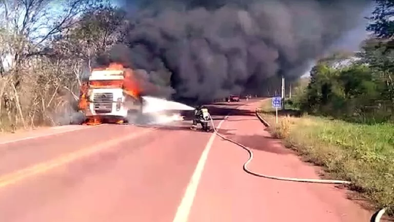 Caminhão pega fogo na BR-262 e mobiliza equipes do Corpo de Bombeiros em Corumbá