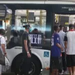 Gasolina mais cara faz pessoas trocarem carro por ônibus, prova estudo