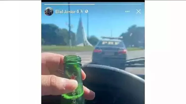 Homem posta foto com cerveja no volante leva bronca de PRF
