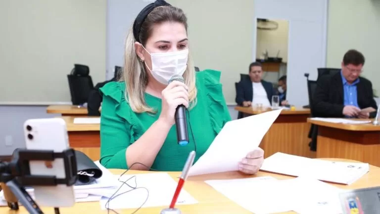 Vereadora busca informações sobre cumprimento de lei sobre absorventes higiênicos